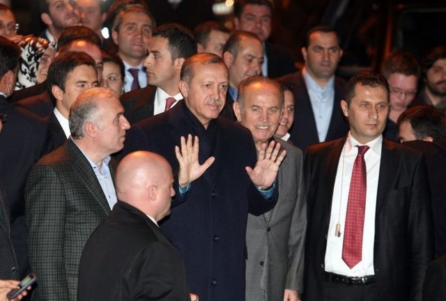 Cumartesi günü Sütlüce'deki AK Parti İl Başkanlığı binasında yapılan toplantılar yaklaşık 11 saat sürdü ve büyükşehirler dışında tüm illerdeki ilçelerin adayları kesinleştirildi.