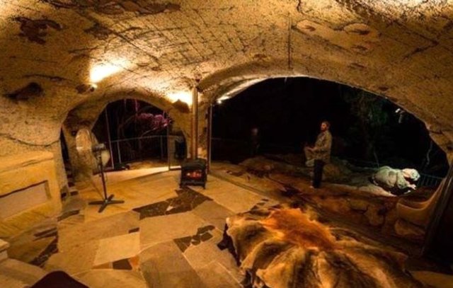 Evin doğal yapıyla uyumunu görünce Yüzüklerin Efendisi'ndeki Hobbit köyündeki evleri anımsıyoruz. Bir de yuvarlak dış kapıyı görmek bu hissimizi bayağı kuvvetlendiriyor.