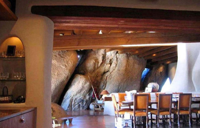Whisper Rock Golf sahası ile çevrili olan taş devri evi, Stanley Marcus'un eski CEO'su Neiman Marcus tarafından Amerika'daki en ilginç ev olarak nitelendirilmişti.