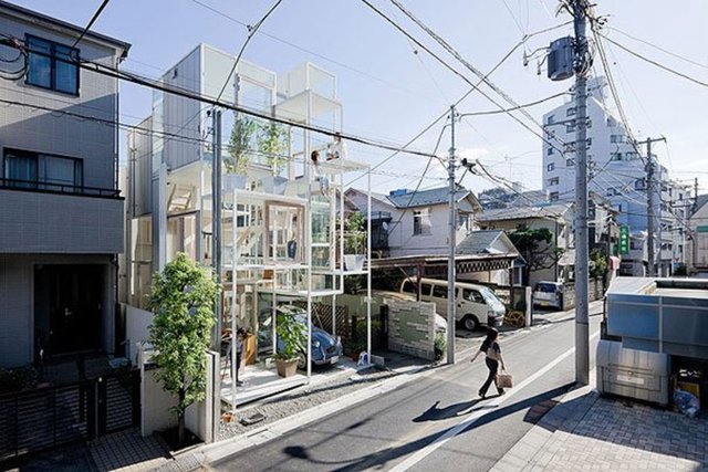 Tokyo'da duvarları camla kaplı evin tüm odaları dışarıdan görülebiliyor.