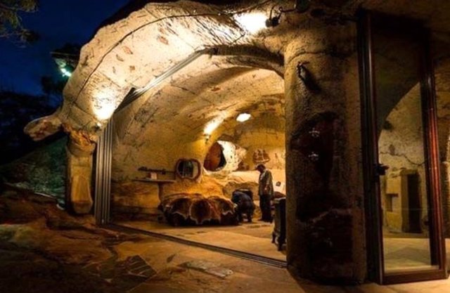 1800'lerde buralara ilk gelen İngiliz subay ile bölge yerlilerinin ilişkileri evin duvarlarında yerlilerin geleneksel tarzında resmedilmiş.