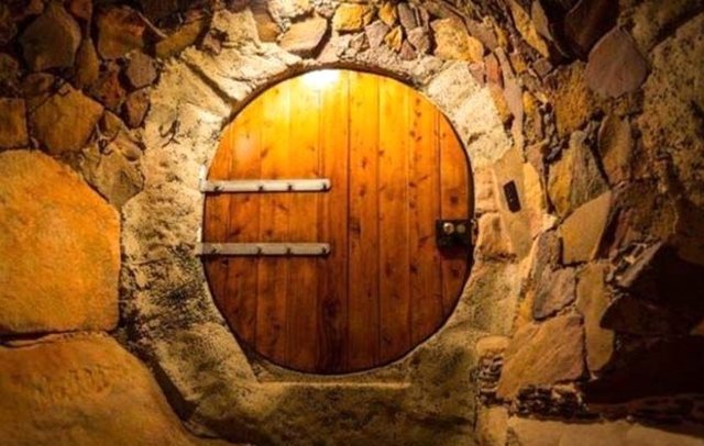 Miras kalan 'mağarayı' eve dönüştürdü!Avustralya'da medeniyetten uzak, doğanın tam ortasında yer alan bir mağara-ev ile karşı karşıyayız.