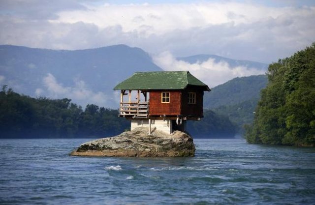 Sırbistan'daki Drina nehrinde bulunan bir ev.
