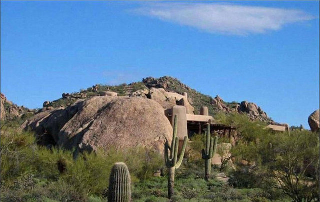 Arizona'da çöl bölgesinde yüzde 60'ı granit kayadan inşa edilen evin dış duvarlarında eski çağlarda kazınmış tarihi yazılar da olduğundan 1980'de inşa edilen yapı, ABD'nin tarih mirası listesinde yeralıyor.