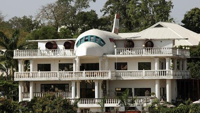 Dünyanın en garip evleriFotoğraftaki ev Nijerya'nın Abuja kentinden... Ev Said Jammal tarafından seyahat etmeyi seven eşi Liza için yapılmış.