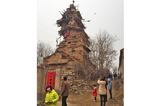 Yapımında taş, ahşap ve toprak kullanılan 7 katlı ev, Çin'in popüler mikro blog sitesi olan Weibo'dan paylaşıldıktan sonra binlerce insan evi görmek için Shandong bölgesine akın etti.
