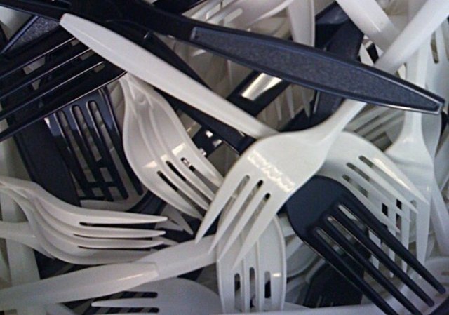 Çatal bıçak yıkama derdinden uzaklaşmak için plastik çatal kullanımı!  -