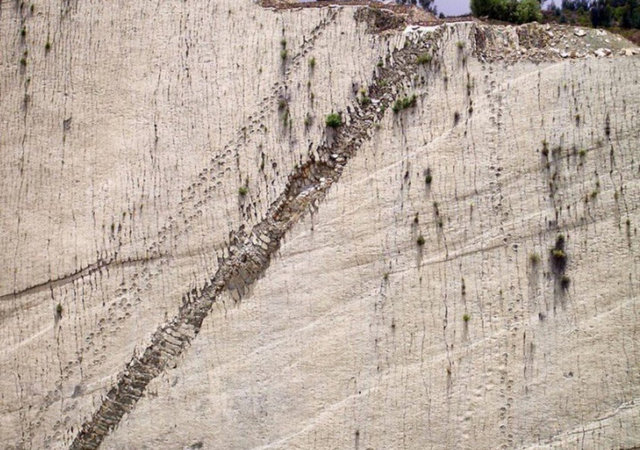 Çünkü tamamen kireçtaşından oluşmuş dev bir duvar üzerinde toplam 300 dinazora ait ayak izleri bulunuyor.