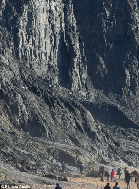 İngiltere Dorset'te bulunan bu yer hazine avcılarının akınına uğradı...