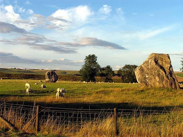 Kayıp cadde - Cilalı Taş Devri'ne ait Sarsen taşlarından yapılmış kalıntılar 1999'da İngiltere Avebury'da bulundu. -