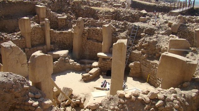 En eski mabet - Göbeklitepe Höyüğü, Şanlıurfa'da bir tepe üzerine kurulu Cilalı Taş Devrinden kalma, dünyanın bilinen en eski dini yapılar topluluğu.
