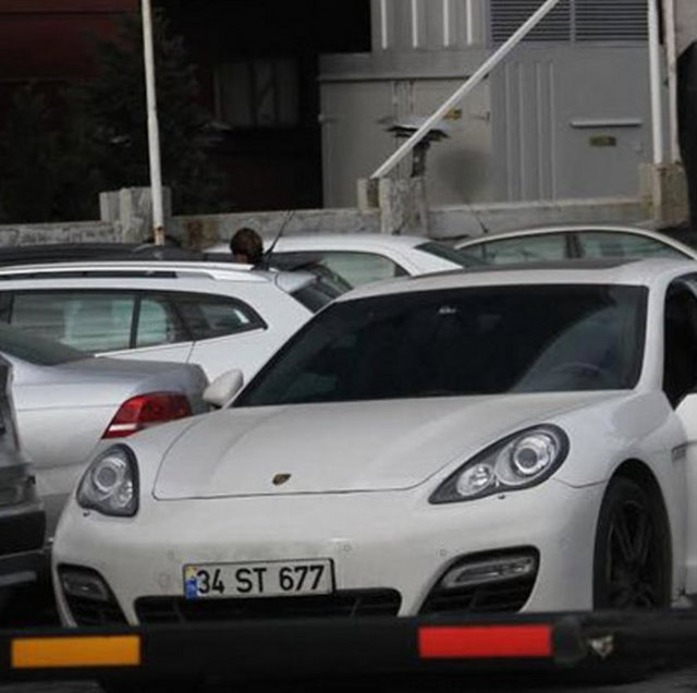 Sayışman, otomobilini Serenay Sarıkaya ile aşk yaşadığı dönemde 500 bin liraya almış ve plakasını da 'ST' yaptırmıştı. -