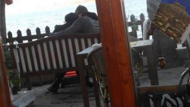 Görüntülerde Sarıkaya ve Ulusoy'un bir bankta birbirlerine sarılarak oturdukları görülüyor.