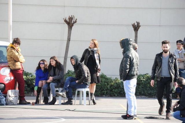 AŞK SAHNESİ - Medcezir dizisinin çekimleri sırasında başlayan Çağatay Ulusoy-Serenay Sarıkaya aşkı sette tam gaz devam ediyor.