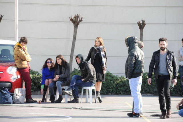 Önceki gün Kemerburgaz Üniversitesi Bağcılar kampüsünde gerçekleştirilen çekimler için kamera karşısına geçen ikili, set arasında birbirlerinden bir an olsun ayrılmadı.
