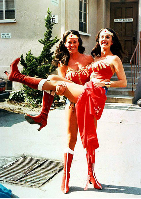 14. Lynda Carter ve dublörü Jeannie Epper