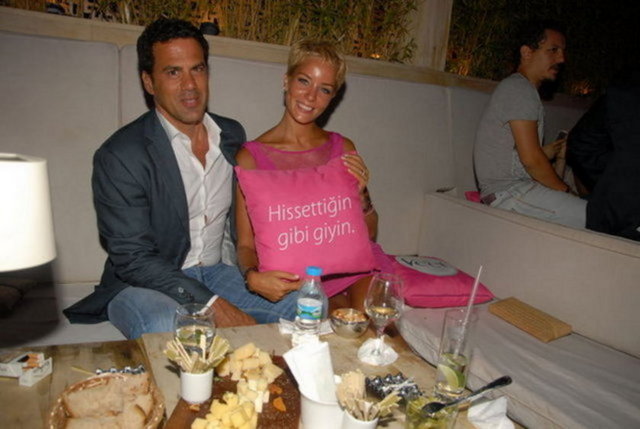 Nazardan korkan güzel oyuncunun hamilelik sürecinde gözlerden uzak kalmak önümüzdeki günlerde eşiyle Londra'ya gideceği öğrenildi.