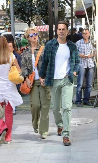 Evlendikten sonra bu sezon hiçbir dizi projesinde yer almayacağını açıklayan ve her fırsatta evliliğin tadını çıkartıp anne olmak istediğini söyleyen İşcil, 6 haftalık hamile...