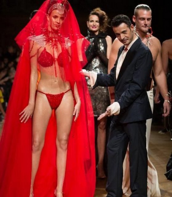 Tibusch'un 2014 ilkbahar-yaz hautecouture koleksiyonunda kırmızı tülden duvakla tamamlanan aynı renkli iç çamaşırı takımı öne çıkan kıyafetlerden biriydi.