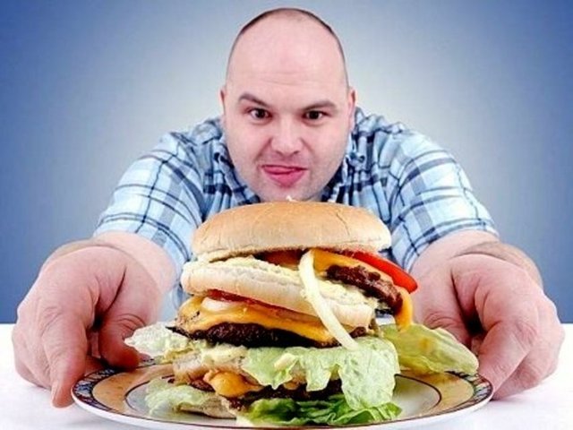 10-Ayrılık acısı çekerken alkole ve yemek yemeye saldırmayın