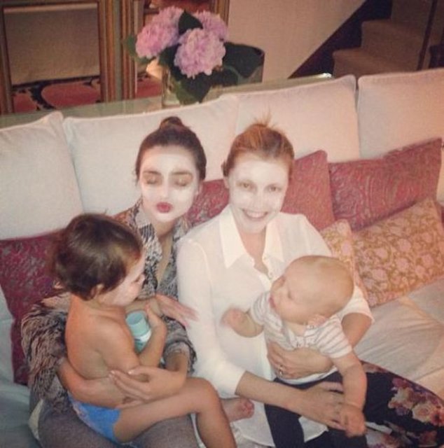 Bazen çocuklu arkadaşlarıyla da vakit geçiriyor.