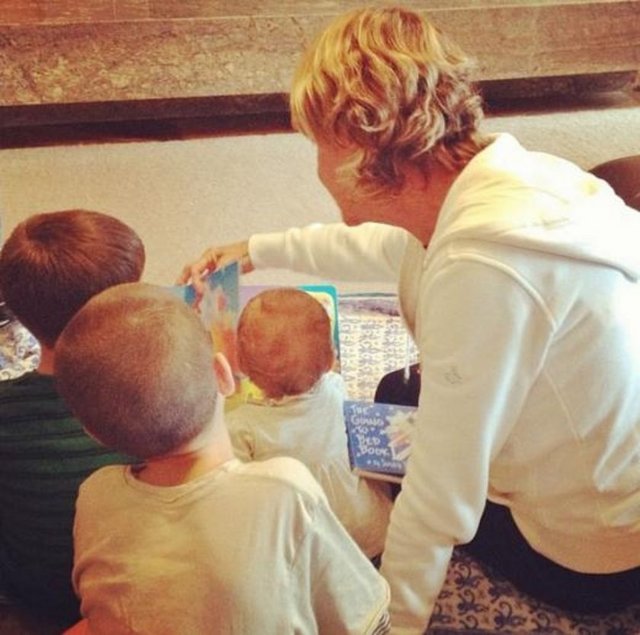 Bunchnen çocuklarına kitap okuyan annesini böyle görüntüledi.