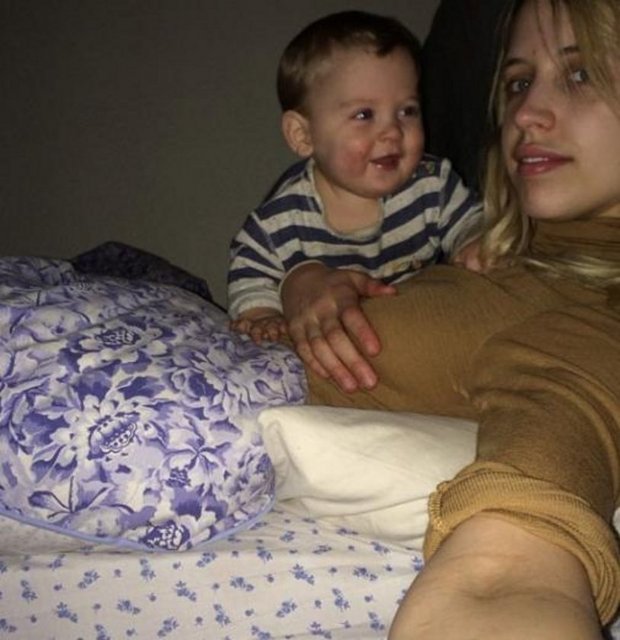 Peaches Geldof genç yaşında iki çocuk annesi oldu. Onun sosyal medya paylaşımları da ağırlıklı olarak evindeki bu renkli karmaşayı yansıtıyor.