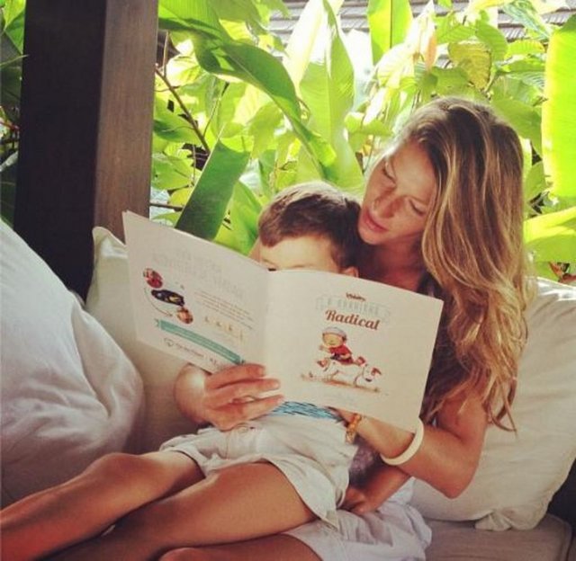 Ünlü manken zaman bulduğunda kendisi de çocuklarına kitap okuyor.