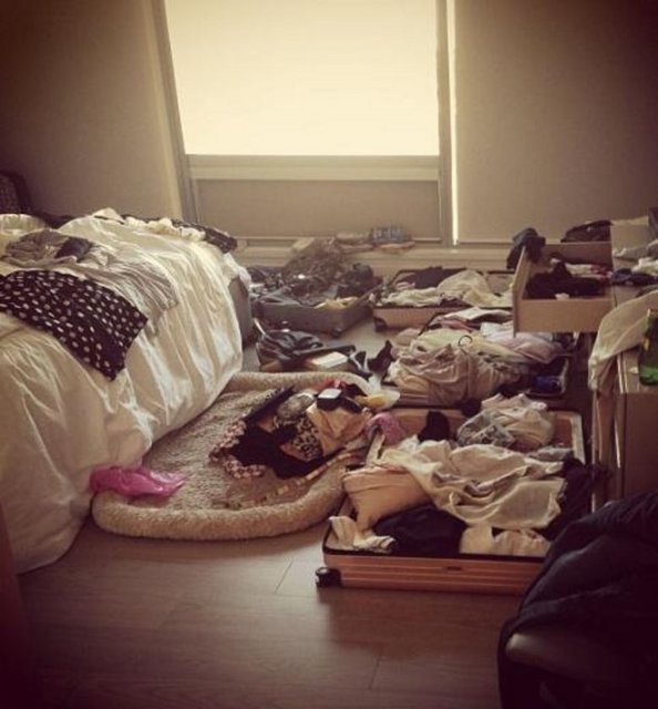 Jovovich uzun bir Avrupa seyahatine çıkmadan önce bavulunu yerleştirirken ortalığı nasıl dağıttığını bu kareyle sosyal medyada paylaştı.