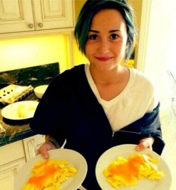 Demi Lovato da zaman zaman mutfağa girip yemek yapıyor.