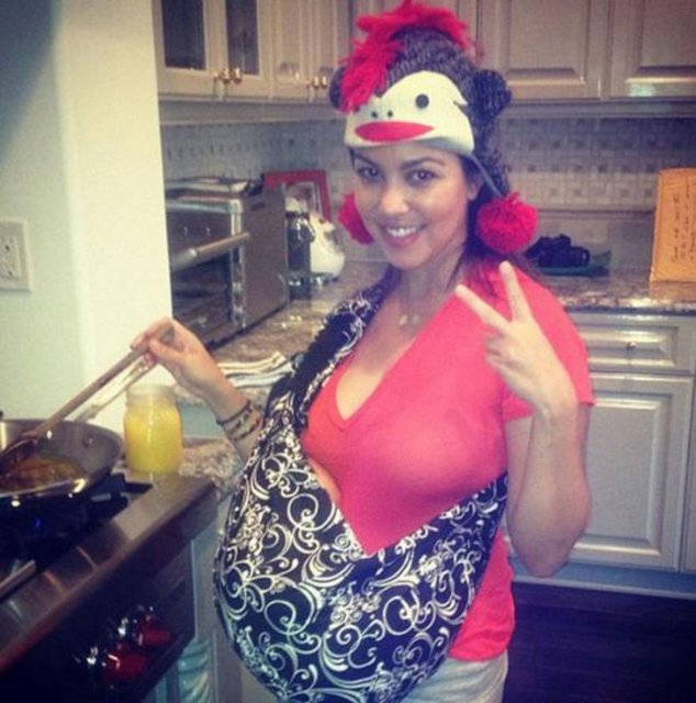 Kourtney Kardashian'ın oğlu küçükken boynuna bağlayıp yemek yaptığı bu pozu çok konuşulmuştu.