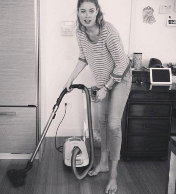 Kroes, bir yemek davetinin ardından elektrik süpürgesiyle yerleri süpürürken bu pozu vermiş.