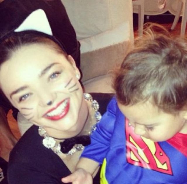 Miranda Kerr minik oğluyla eğlenmeyi seviyor.