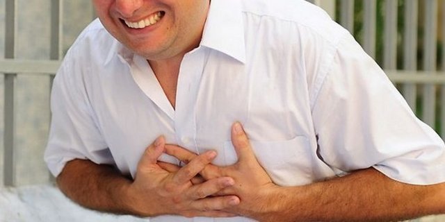 Yağın karın bölgesinde toplanmasıyla karakterize olan yağ birikimi, koroner arter hastalığı riski açısından çok daha önemlidir. Beden kitle indeksi (kilo / metre olarak tanımlanan boyun karesi) ile mortalite (ölüm) arasında doğrusal bir ilişki vardır.