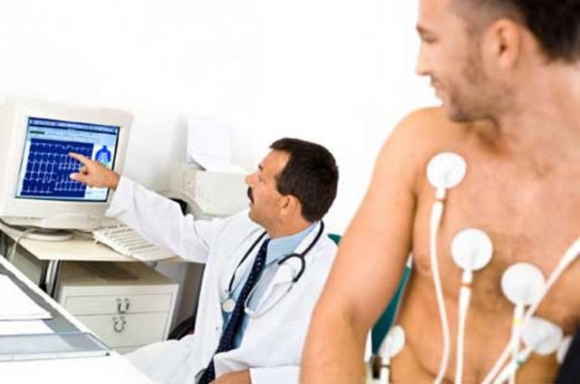 Birinci derece bir yakınında kalp damar hastalığı olan kişiler 30 yaşından itibaren ilk kontrollerini yaptırmalıdır.