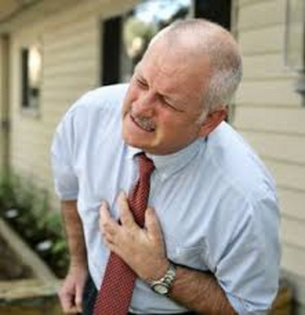 Bunun yanı sıra erken yorulmak, nefes darlığı veya nefes alamama hissi, fenalık hissi, boğulur gibi olmak, çarpıntı veya ritim düzensizliği, baygınlık hissi ve gece uyandıran tıkanma hisleri bir kalp hastalığı belirtisi olabilir.