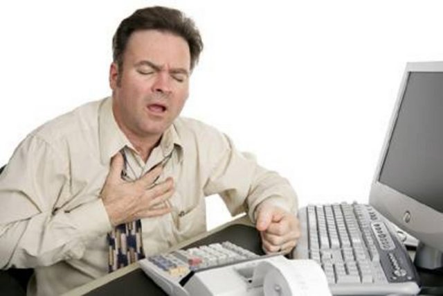 Özellikle göğüs ağrısı, göğüste sıkışma, tıkanma veya yanma gibi belirtiler kalp damar hastalıklarının erken belirtileri olabilir. Bu şikayetler göğüste sağda veya solda, kollarda, mide üzerinde, boyunda veya çeneye doğru olabilir.