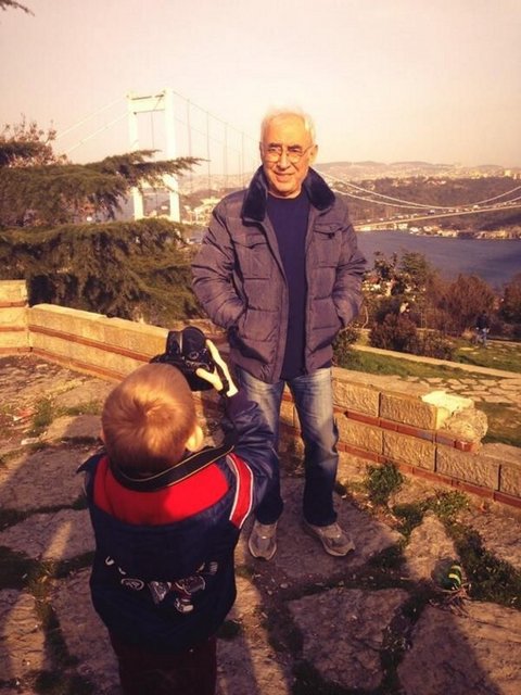 Otizm hastası minik Samet, otizme dikkat çekmek için açacağı Her Çocuk Özeldir adlı fotoğraf sergisi için ünlü isimleri görüntülüyor.