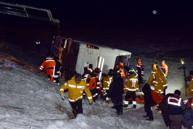 Yaralılar, olay yerine gelen ambulanslarla Pınarbaşı Devlet Hastanesine ve götürülerek tedavi altına alındı.