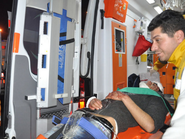 Kaza Pınarbaşı ilçesi Olukkaya mevkiinde saat 02.30 sıralarında oldu. İstanbul'dan Muş'a gitmekte olan Ertuğrul Karasu yönetimindeki 34 DG 5950 plakalı yolcu otobüsü sis ve yoldaki buzlanma nedeniyle kontrolden çıkıp refüje çarptıktan sonra devrildi.