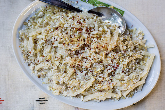 Göynük'ün meşhur kurutulmuş yoğurdu keşle tatlandırılmış, ev yapımı, bol tereyağlı ve cevizle sunulan erişteyi, cevizli ekmeği ve lorlu, şerbetli tatlısı höşmerimi tatmadan dönmeyin.