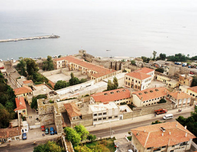 Tarihte Karadeniz'in en önemli limanı olan Sinop'ta, şehrin simgesi haline gelen Sinop Cezaevi görülmesi gereken yerlerin başında geliyor. Sinop Kalesi, Erfelek Şelaleleri ve İnaltı Mağarası diğer ziyaret durakları.