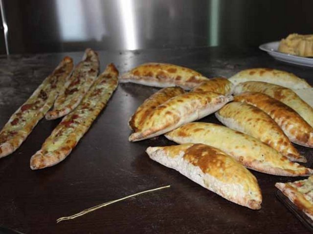 Giresun'da pide Atatürk Bulvarındaki pidecilerde yenmeli. Hamsi böreği, fasulye diplesi, kırmızı üzümden hazırlanan nefis Samaksa tatlısı tadılması şart yöreye özgü diğer lezzetler.