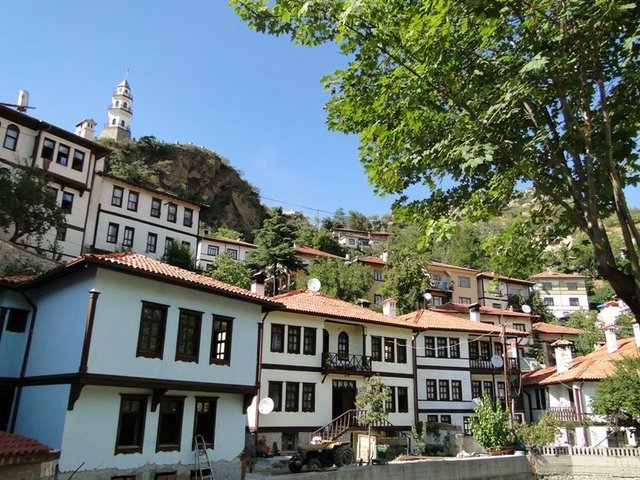 Bir diğer ilçe Göynük 'şeker fasulyesi', 'uğut marmelatı', 'tokalı örtüleri' ve 'tahta oymacılık eserleri' ile ünlü bir ilçedir.