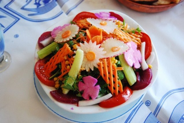 Amasra'da önce bir balık lokantasında balığınızı ve büyük porsiyonlu meşhur Amasra salatasını tadın, ardından da Boztepe'de çayınızı yudumlarken, şehri kuşbakışı izleyin.