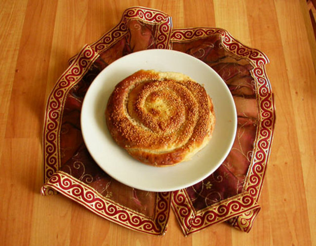 Nokul,  üzümlü, cevizli veya kıymalı çeşitleriyle nefis bir tat. Mısır çorbası, mamalika, ıslamanın üzerine mutlaka hamursuz tatlısı yiyin.