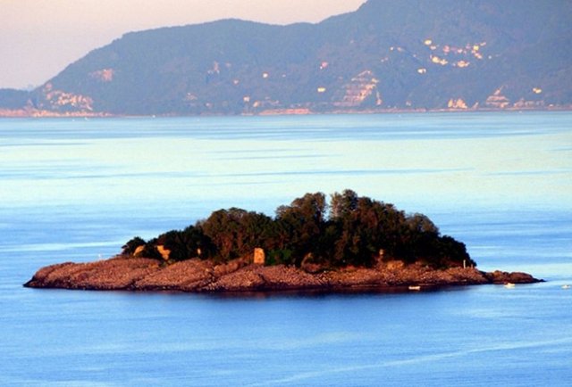 Giresun kalesine çıkın ve eşsiz manzaranın tadını çıkarın, çocuk kütüphanesini ziyaret edin, vaktiniz varsa mutlaka Giresun Adasına gidin.