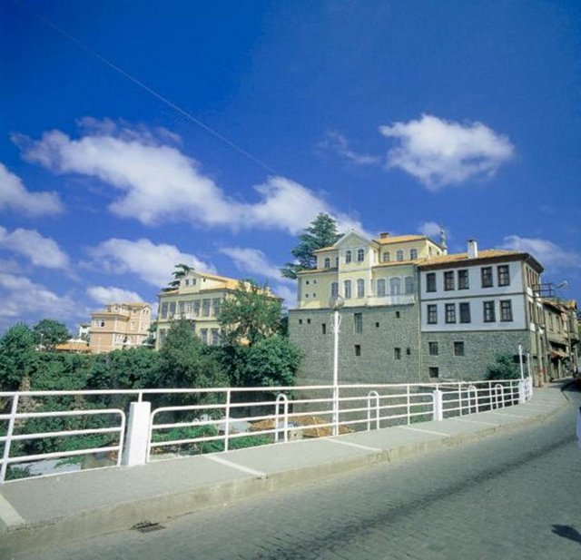 Şehrin içerisindeki otellerde konaklayabileceğiniz gibi, Trabzon'un en eski yerleşim yerlerinden biri olan Ortahisar evlerinde konaklayabilirsiniz.