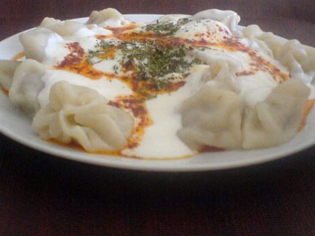 Artvin'in yöresel lezzetlerinin başında gelen Hinkal, mantının benzeri bir hamur işi çeşidi. Su böreği ise Artvin'e özgü bir peynir olan Çiçil peyniri ile yapılıyor ve tadına doyum olmuyor.