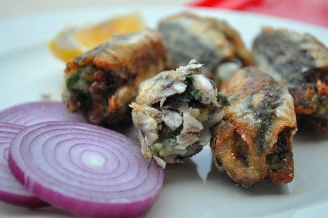 Rize'de iken tatmanız gereken yöresel lezzetlerin başında, hamsi kuşu, hamsili pilav, muhlama, karalahana dolması, turşu kavurması, mısır ekmeği, hamsili ekmeği geliyor.